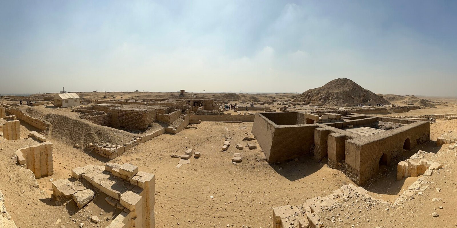 Saqqara necropolis with Old Kingdom mastaba tombs and the ruined Pyramid of Unas, contextualizing the newly announced tomb of Sekhentyu-Ptah