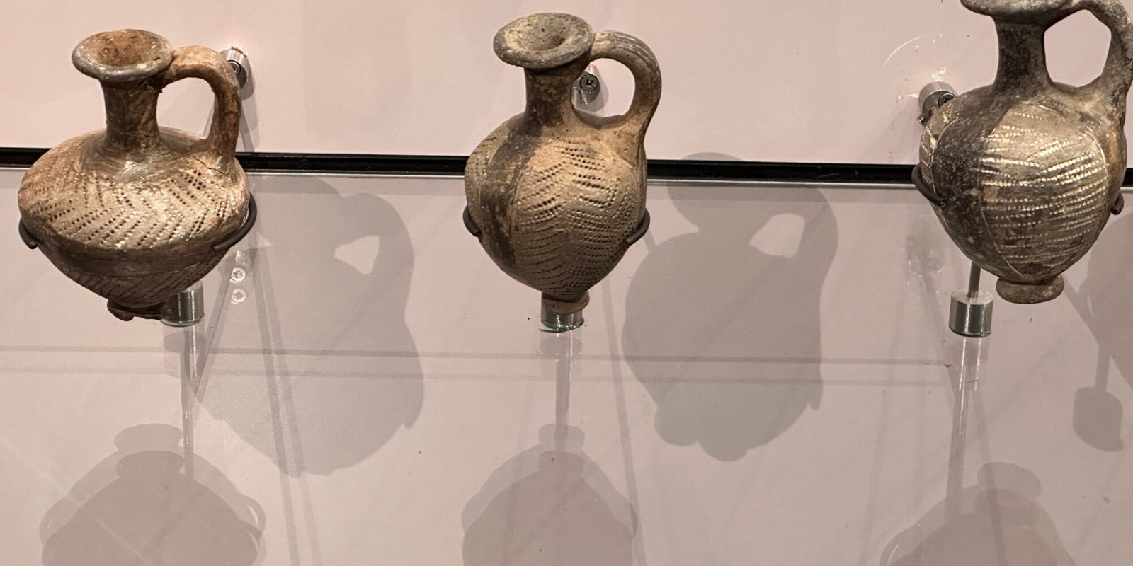 Tell el-Yahudiya Ware juglets from Avaris illustrating the same Second Intermediate Period ceramic tradition reported in the new Tell el-Ku'a discovery in Ismailia