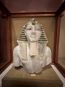 Original painted indurated-limestone face of Pharaoh Thutmose III, JE 90237, displayed in Cairo with a painted cast of the matching torso now in The Metropolitan Museum of Art