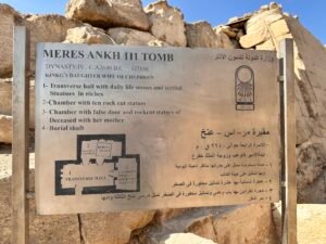 Bilingual sign for the Tomb of Meresankh III on the Giza Plateau with dynasty information and a small tomb plan