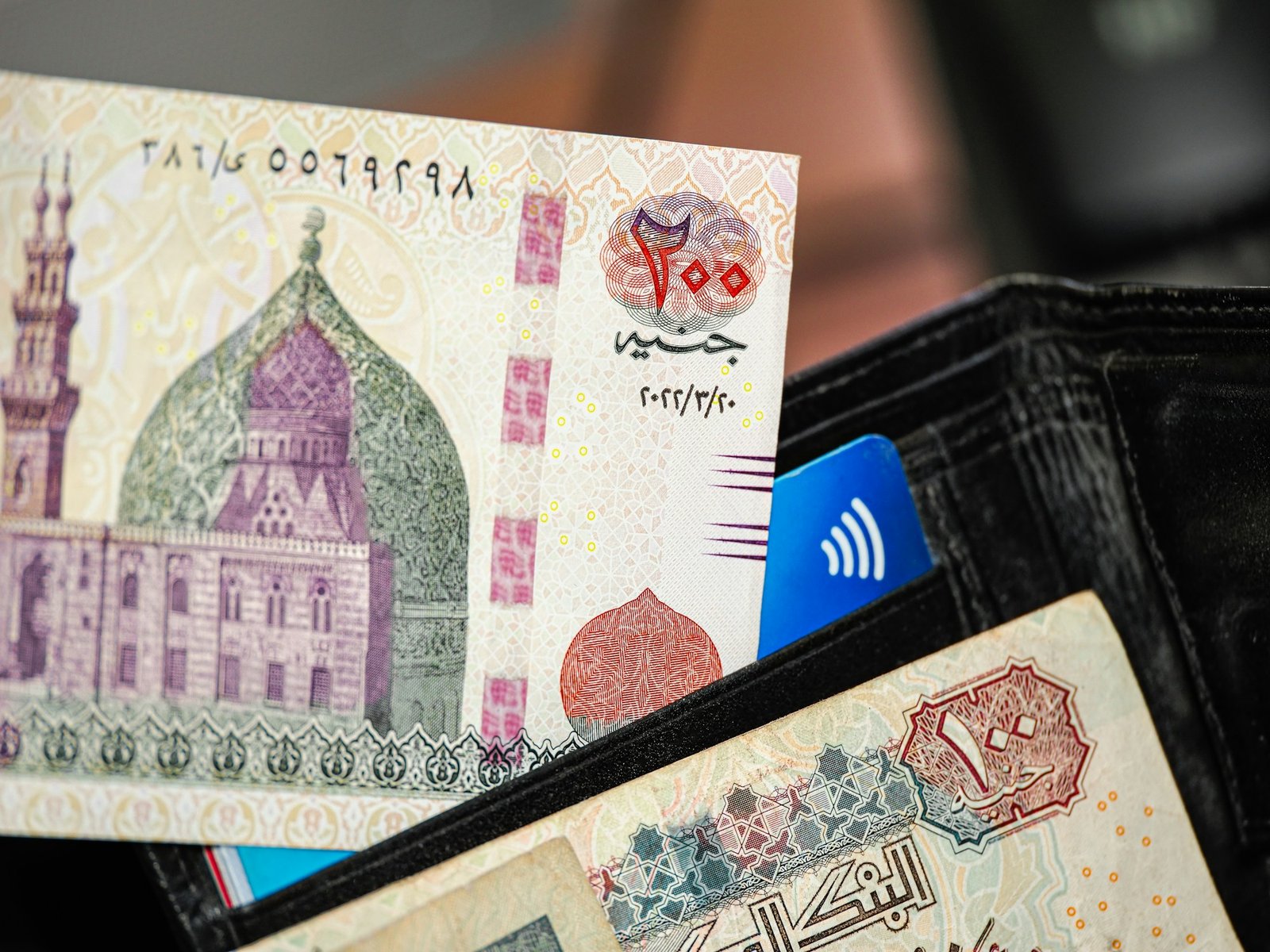 Egyptian 200-pound banknote held in a wallet, illustrating practical cash carried by travelers in Egypt